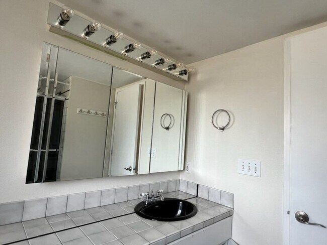 Building Photo - $3950 2520 SqFt, SFH/4BDR,2BA,office/Garag...