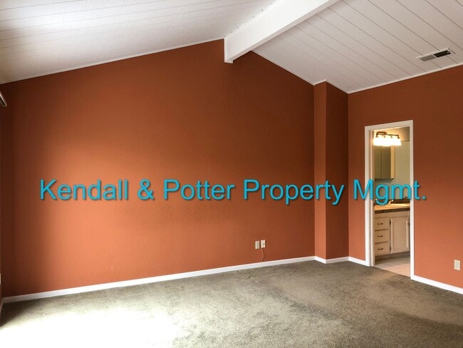 Building Photo - Spacious 3 bed/2.5 bath End Unit Townhome ...