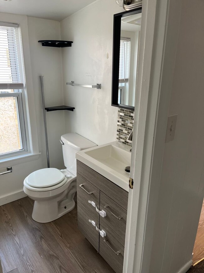 Building Photo - Sunny, Clean, Quiet 2 bedroom 1 bath 2nd floor apartment
