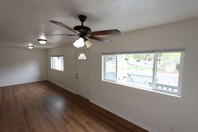 Building Photo - 4 bedroom Sunnyside Home