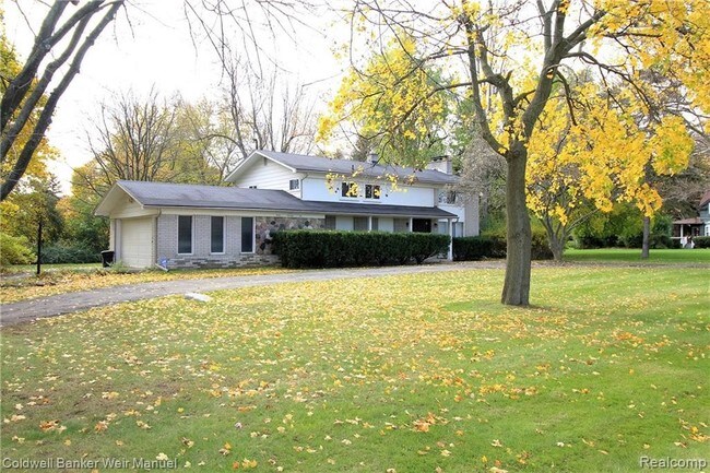 Building Photo - 1272 E Square Lake Rd