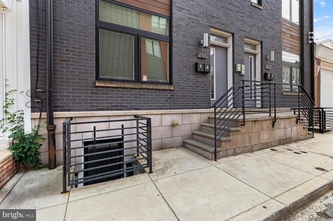 Building Photo - 2309 E Oakdale St