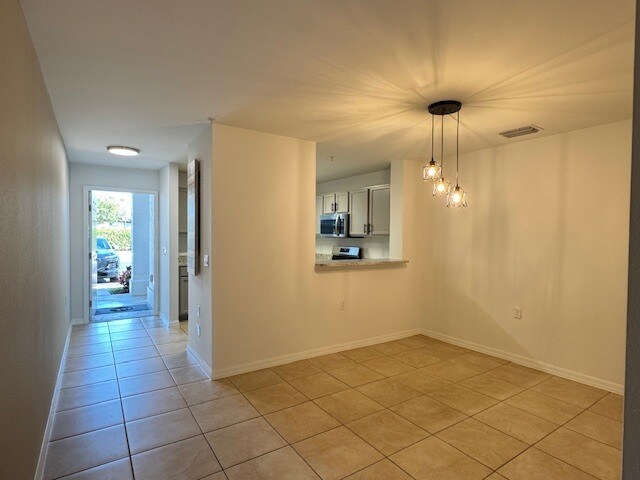 Building Photo - 9093 Gervais Cir