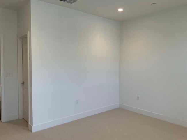 Building Photo - 2753 Oak Rd