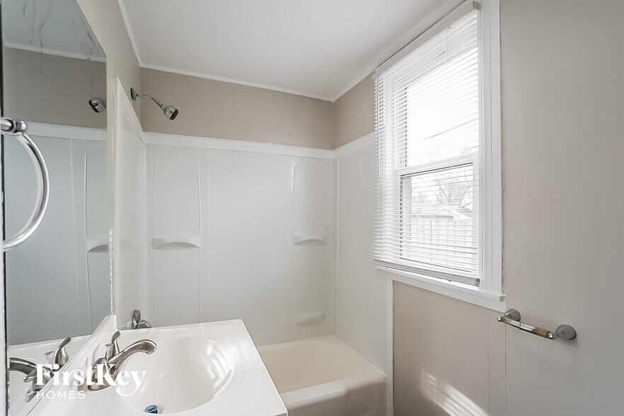 Building Photo - 113 N Metropolitan Ave