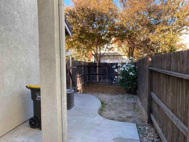 Building Photo - 743 Queensland Cir