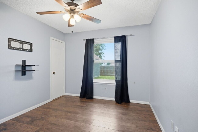 Building Photo - Charming 3 Bedroom Home near Schools and Rec Center
