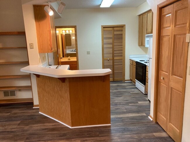 Building Photo - 2BR Woodbury Townhome in Perfect Location!