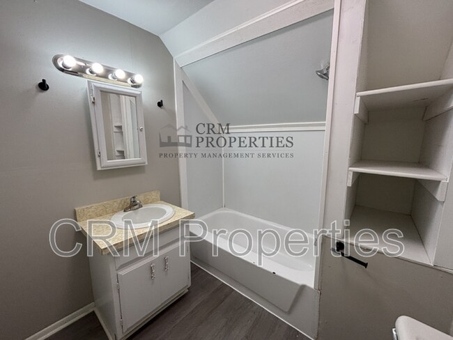 Building Photo - 1039 S Washington St