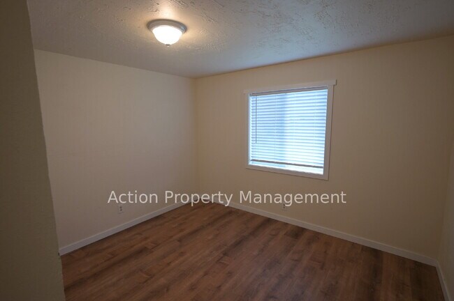 Building Photo - Updated Single-Level Home with Spacious Interior & Covered Parking