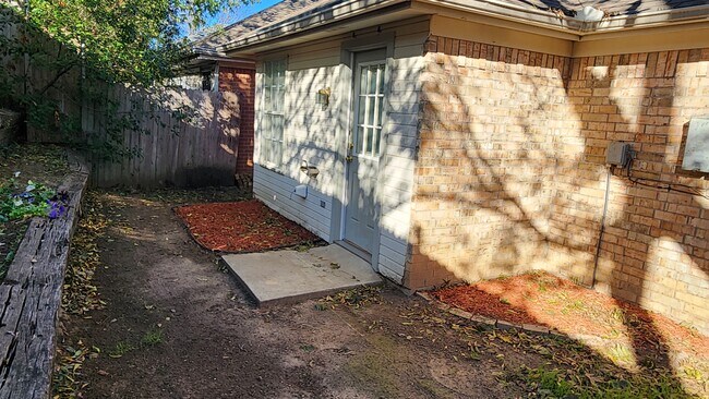 Building Photo - 2016 Lee Dr