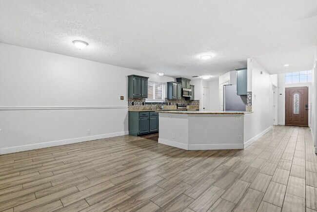 Building Photo - Modern Living Near UTSA/USAA: Quiet Cul-de-Sac with BONUS Space