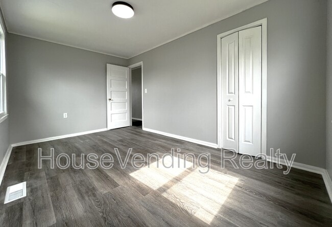 Building Photo - 318 Main Rd