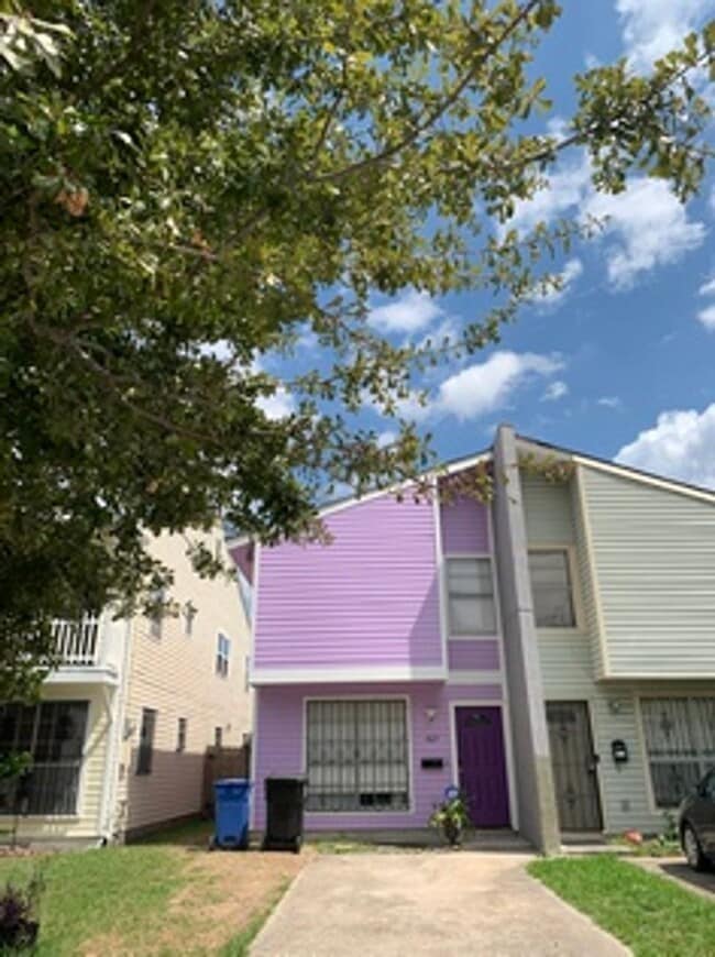 Building Photo - 1827 8th St.