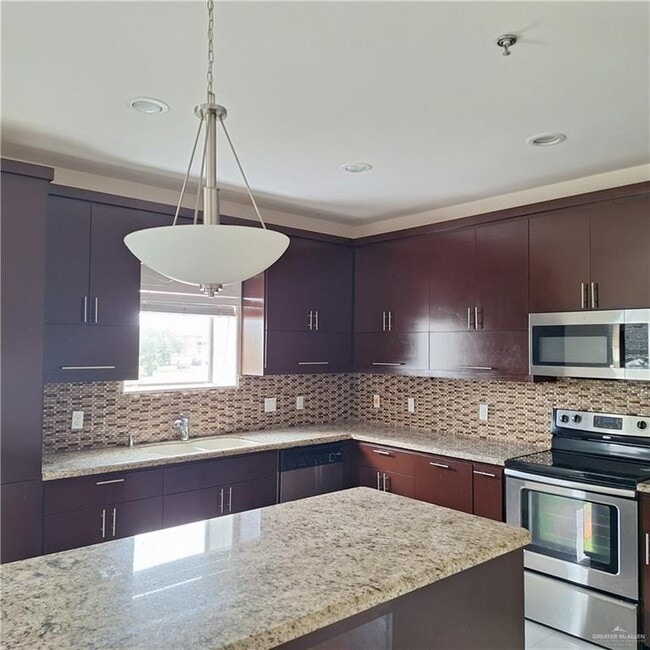 Building Photo - 14 Pineridge Ln