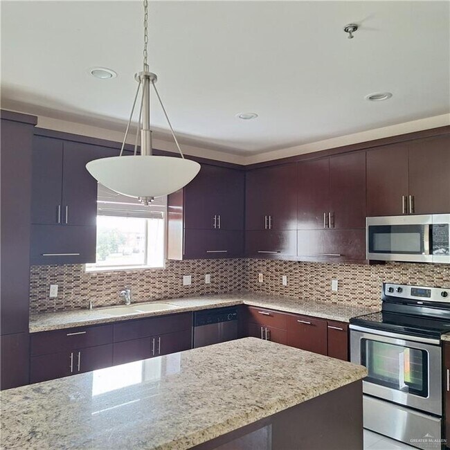 Building Photo - 9 Pineridge Ln