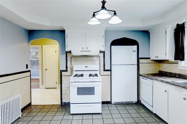 Building Photo - 157 Sandringham Ave