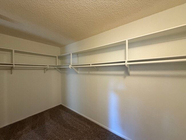 Building Photo - 3 bed, 2 1/2 bath townhome in quiet complex