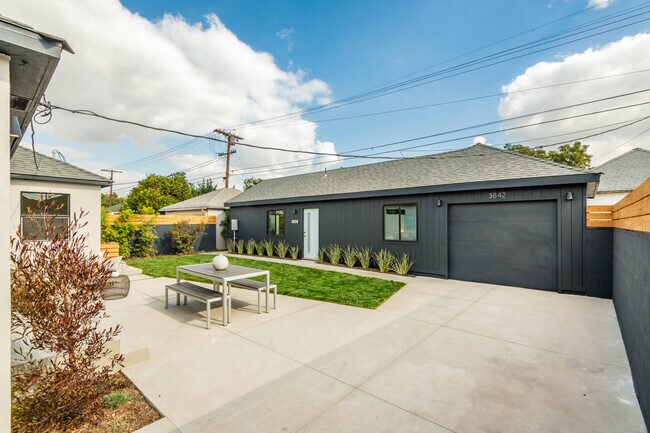 Building Photo - 3840 Somerset Dr