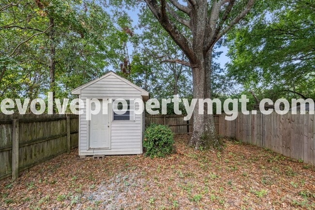 Building Photo - 2481 Chiswood St