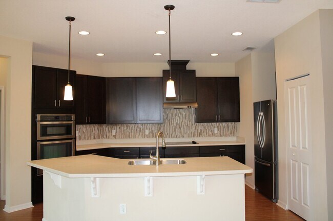Building Photo - "Stunning 3 Bed/2 Bath Home with Lake View...