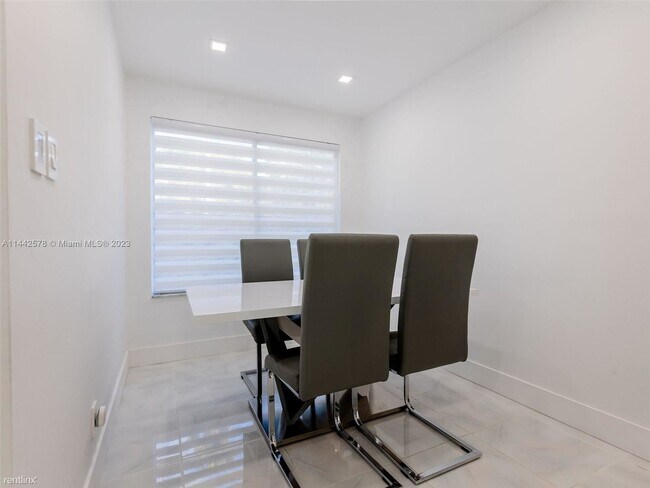 Building Photo - 4 br, 2.5 bath House - 8212 NW 8th Pl # 2