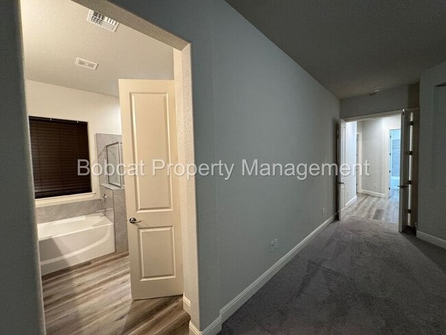 Building Photo - 925 Cranfield Ct