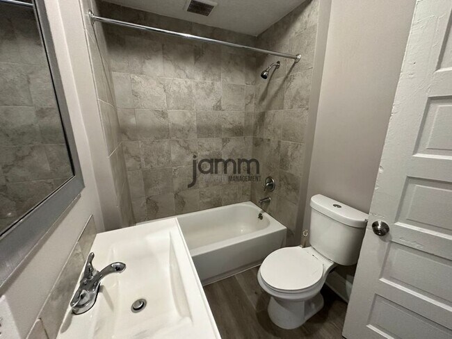 Building Photo - 3026 Monroe Ave