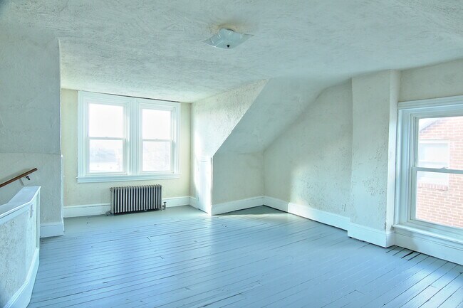 Building Photo - Fifth Street 10 W.