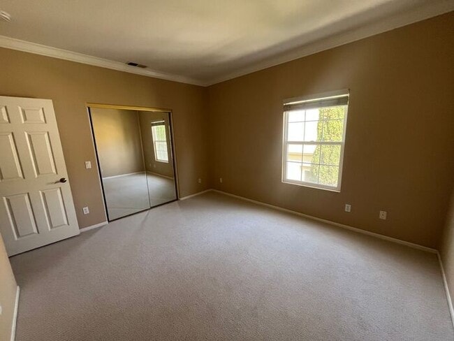 Building Photo - Move In Ready! 2 bedrooms 2.5 bath Townhom...