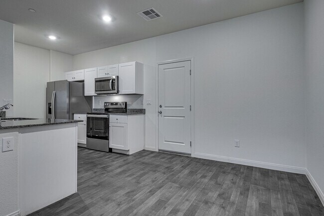 Building Photo - Like-new home with modern finishes and ope...