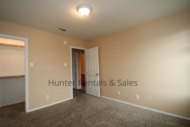 Building Photo - Conveniently Located!!!