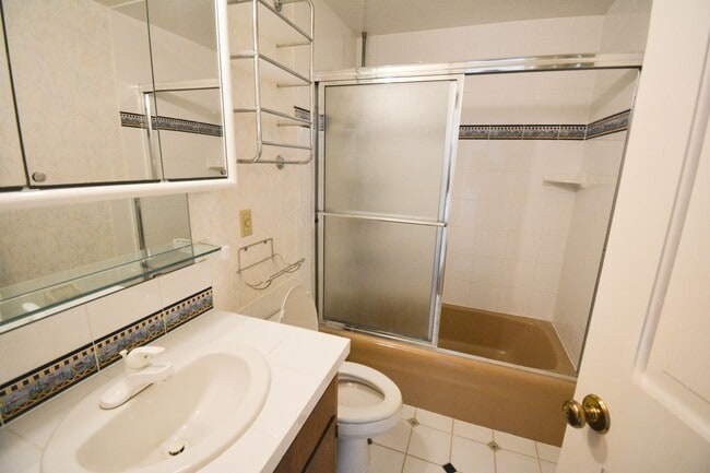 Building Photo - 6 Bed, 3.5 Bath Home for Rent – Retro Char...