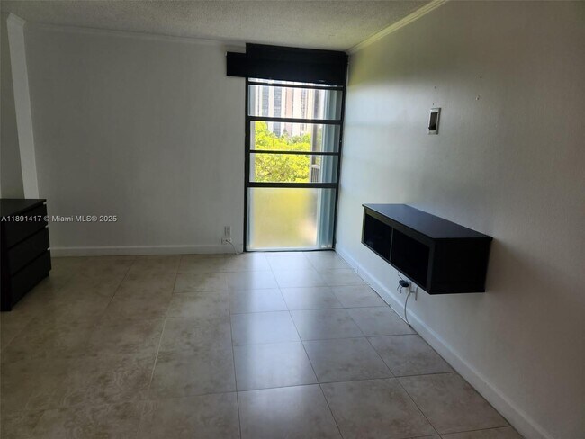 Building Photo - 3301 N Country Club Dr