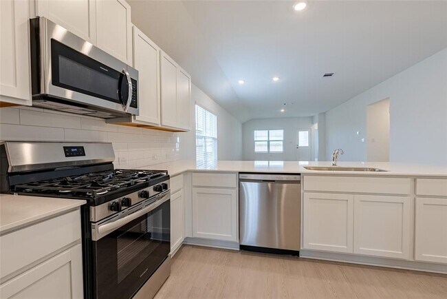 Building Photo - 200 Camargue Dr