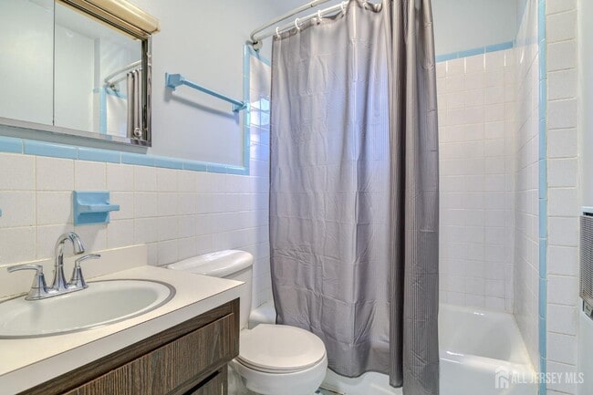 Building Photo - 345 Lincoln Blvd