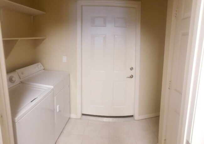 Building Photo - TANAMERA CONDOMINIUMS 1 bed 1 bath 1 car g...