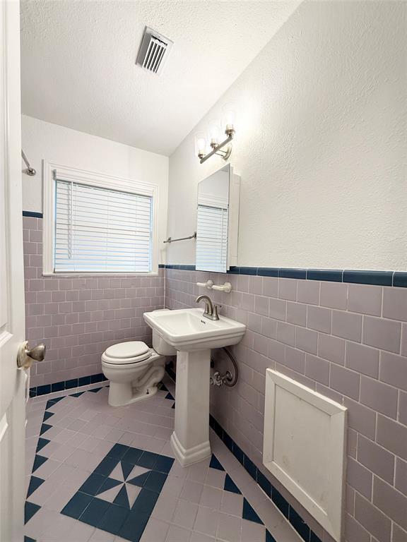 Building Photo - 1220 Chevy Chase Dr