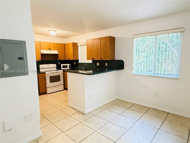 Building Photo - 1300 SE 31st Ct
