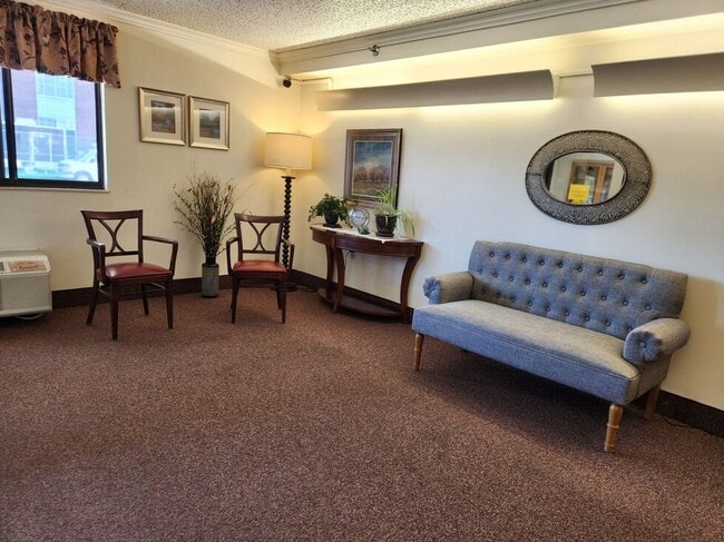 Building Photo - 410 Short St