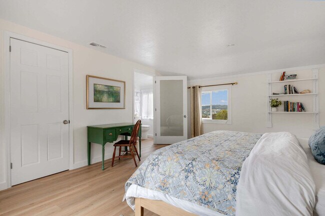 Building Photo - 1850 Castellana Rd