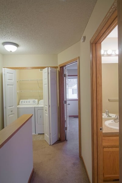 Building Photo - Hugo 2 Bed/2 Bath Water's Edge Townhome - ...