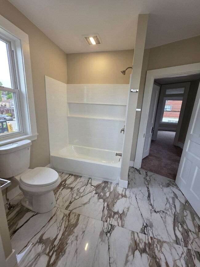 Building Photo - "Spacious 4-Bedroom Gem in Homestead – 2090 Sq Ft of Comfort!"