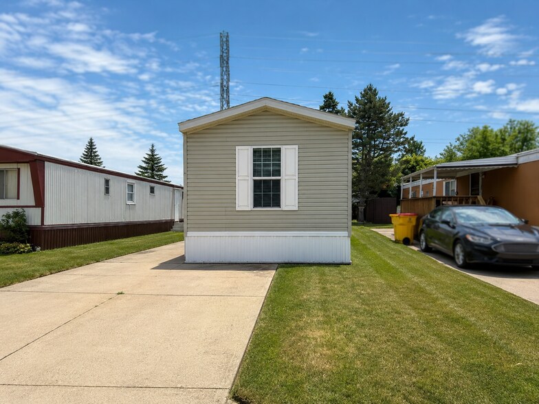 Building Photo - 831 N Pontiac Trail
