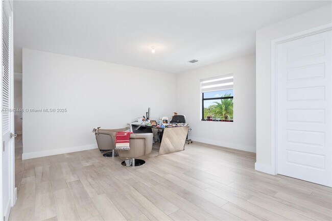 Building Photo - 1830 Meadows Dr