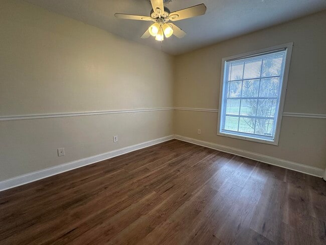 Building Photo - 461 SE Skipper Ln