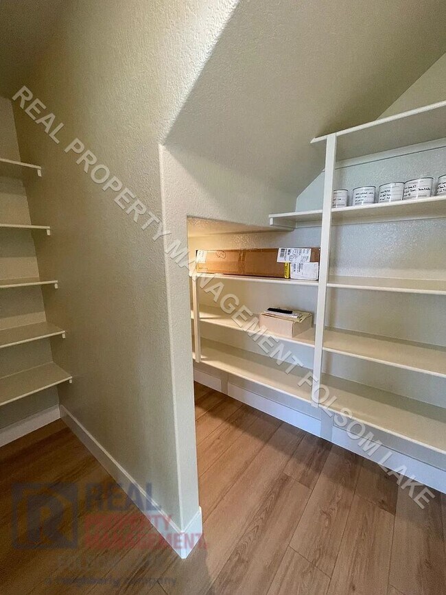 Building Photo - Available Now! 5 Bedroom 4.5 Bath at Russe...
