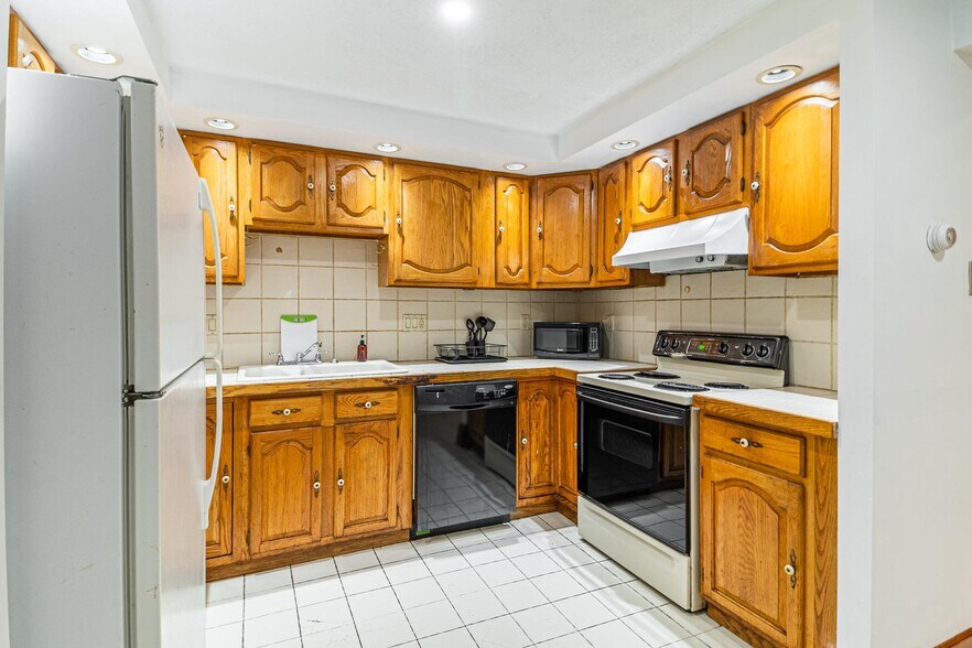 Building Photo - 166 Auburn St