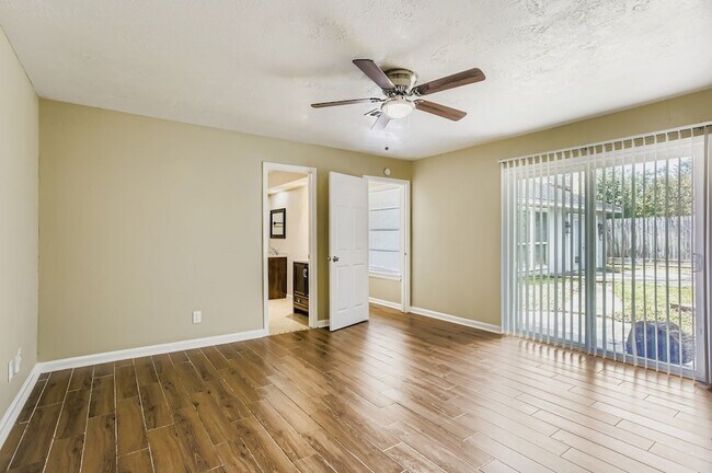 Building Photo - 15710 Sandy Hill Dr