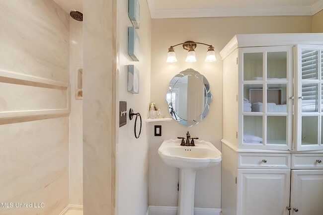 Building Photo - 176 Markham Dr